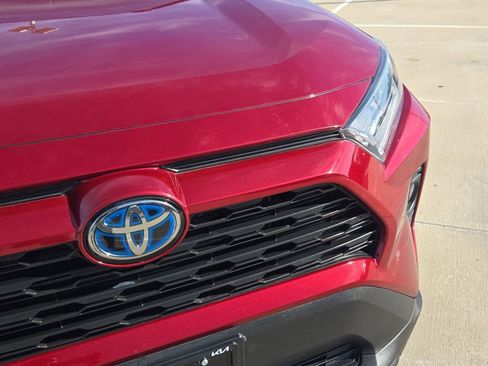 Used 2021 Toyota RAV4 XLE Premium image 11