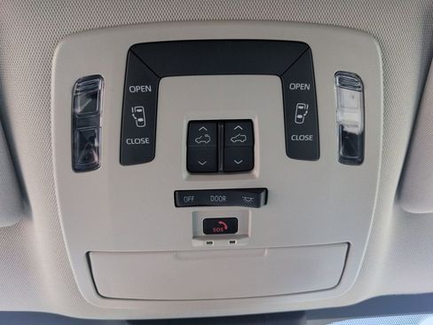 Used 2025 Toyota Sienna LE w/ LE Plus Package FWD image 19