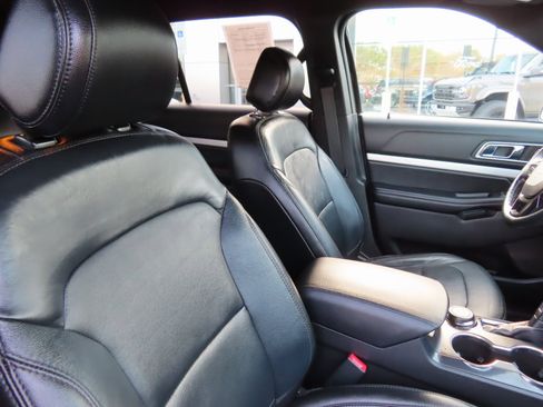 Used 2017 Ford Explorer XLT w/ Equipment Group 202A image 31