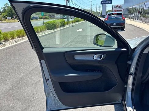 Certified 2025 Volvo XC40 B5 Plus AWD/4WD image 19