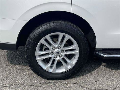 Used 2022 Ford Expedition XLT image 9