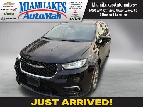 Used 2023 Chrysler Pacifica Touring-L FWD image 1