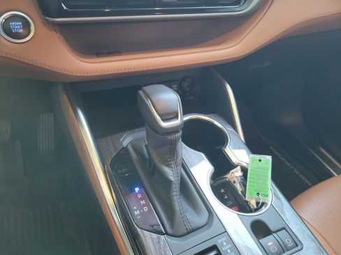 Used 2020 Toyota Highlander Platinum image 27