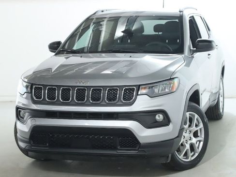 Used 2024 Jeep Compass Latitude image 3