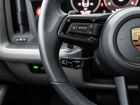 Used 2025 Porsche Cayenne Coupe image 15