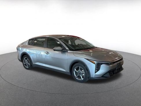 Used 2025 Kia K4 LXS image 2