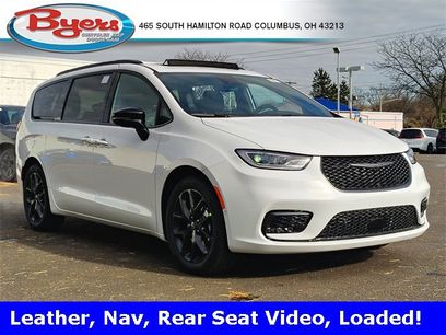 New 2026 Chrysler Pacifica Limited w/ Uconnect Theater Family Group