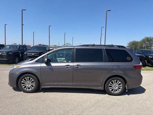 Used 2020 Toyota Sienna XLE Premium FWD image 3