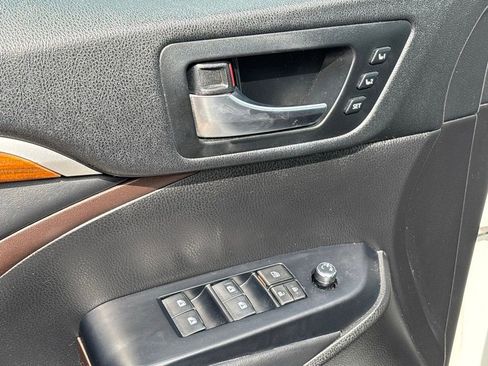 Used 2019 Toyota Highlander Limited FWD image 29