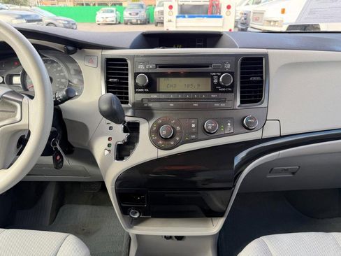 Used 2014 Toyota Sienna L image 25