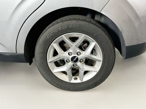Used 2025 Kia Soul LX w/ LX Technology Package FWD image 11