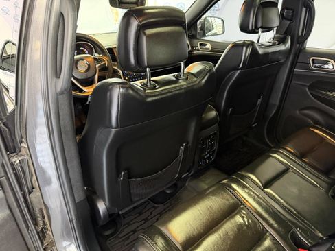 Used 2017 Jeep Grand Cherokee Limited w/ Luxury Group II image 18