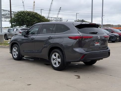 Used 2023 Toyota Highlander LE FWD image 9