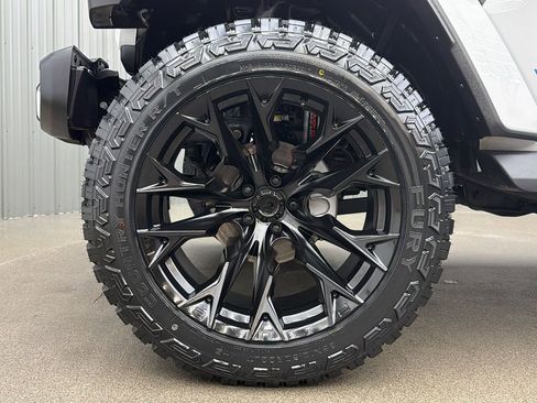Used 2025 Jeep Wrangler Unlimited Sahara AWD/4WD image 9