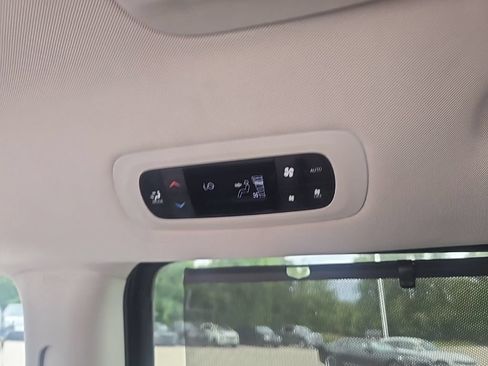 Used 2024 Chrysler Pacifica Touring-L FWD image 9
