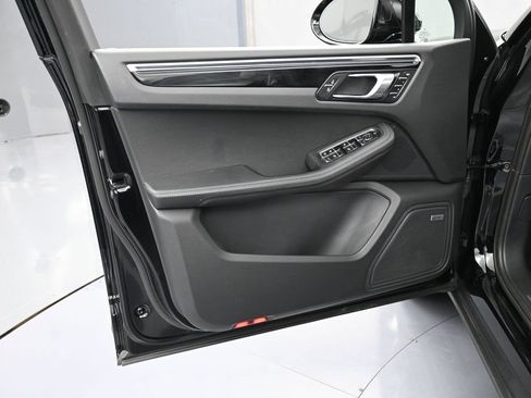Certified 2024 Porsche Macan image 15