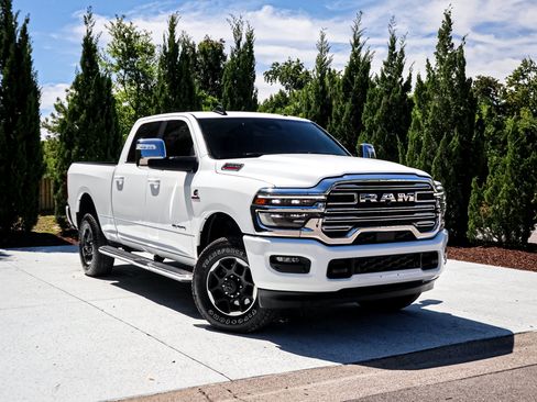 Used 2025 RAM 2500 Laramie AWD/4WD image 2