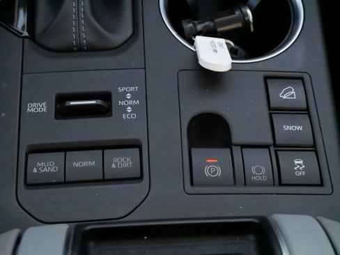 Certified 2024 Toyota Highlander XLE image 25