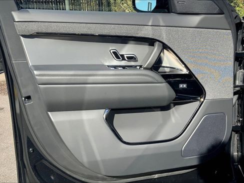 Used 2025 Land Rover Range Rover Sport image 21