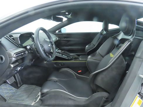 Used 2025 Aston Martin V8 Vantage Coupe image 20