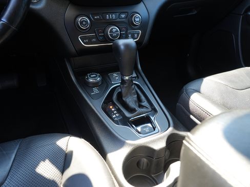 Used 2020 Jeep Cherokee Limited AWD/4WD image 25