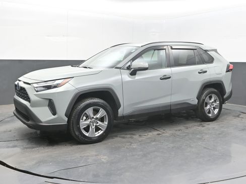 Used 2022 Toyota RAV4 XLE AWD/4WD image 4