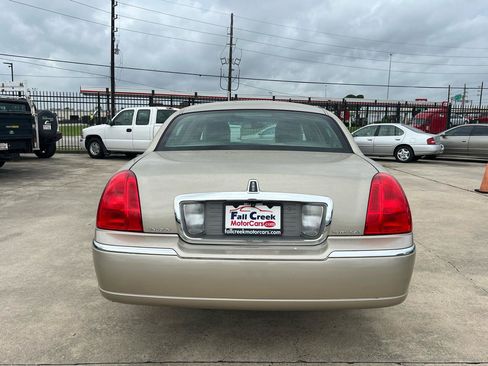 Used 2011 Lincoln Town Car Signature Limited RWD image 5