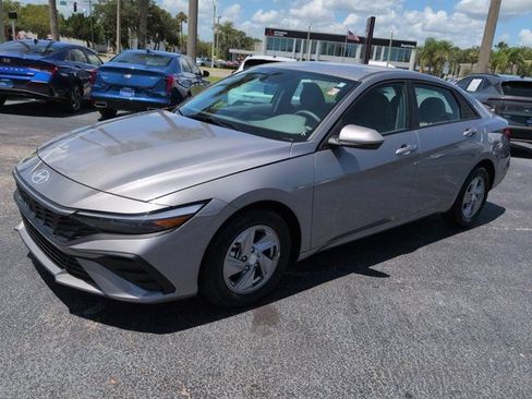 Certified 2025 Hyundai Elantra SE FWD image 8
