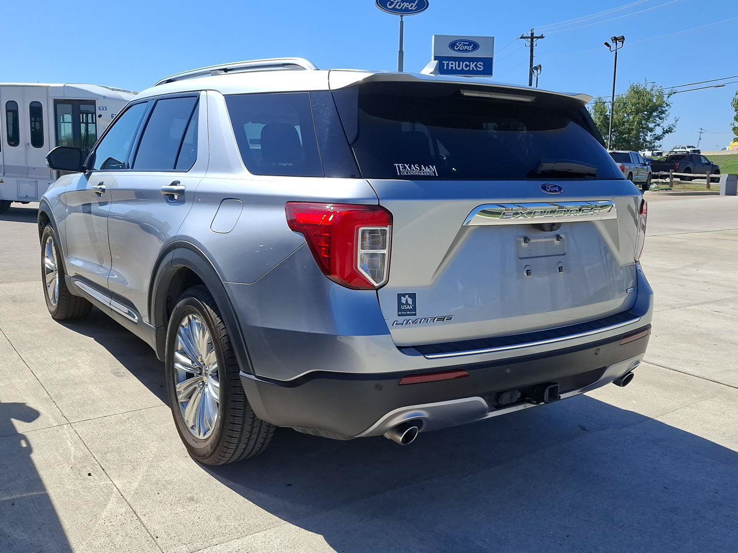 Used 2020 Ford Explorer Limited w/ Class III Trailer Tow Package AWD/4WD image 11