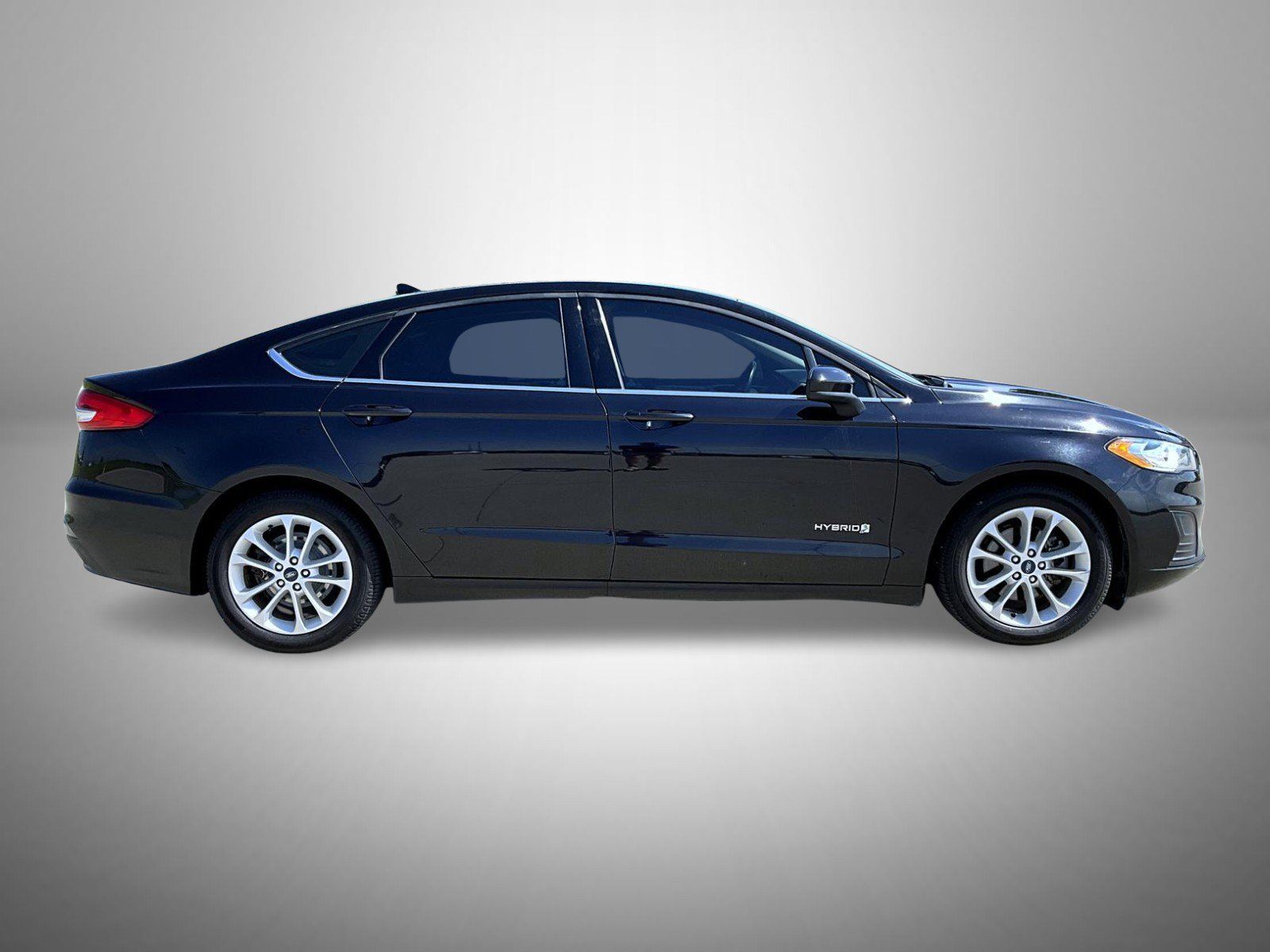 Used 2019 Ford Fusion SE FWD image 4