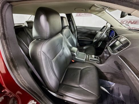 Used 2016 Chrysler 300 Limited image 30