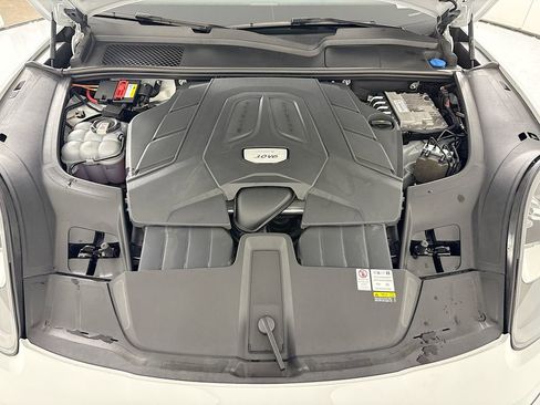 Used 2022 Porsche Cayenne AWD/4WD image 29
