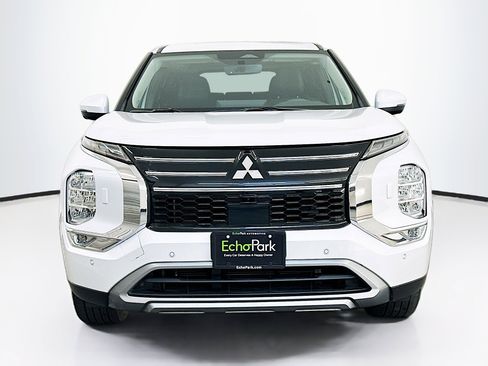 Used 2025 Mitsubishi Outlander SE image 2