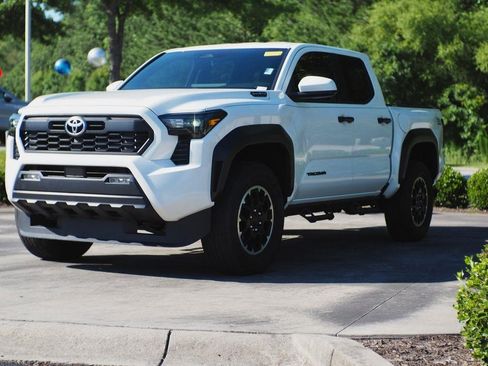 Used 2024 Toyota Tacoma TRD Off-Road AWD/4WD image 9