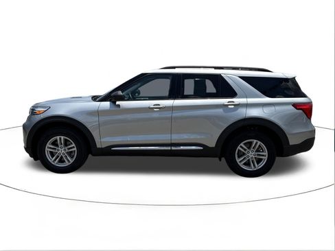 Used 2023 Ford Explorer XLT AWD/4WD image 6