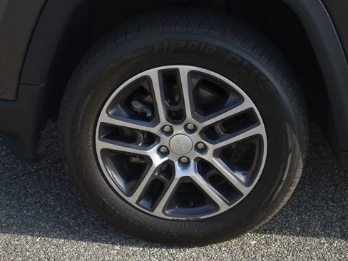 Used 2018 Jeep Compass Latitude w/ Cold Weather Group AWD/4WD image 9
