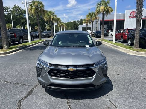 Used 2025 Chevrolet Trax LS w/ Driver Confidence Package FWD image 3