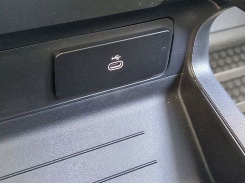 New 2026 Land Rover Defender 130 X-Dynamic SE image 34