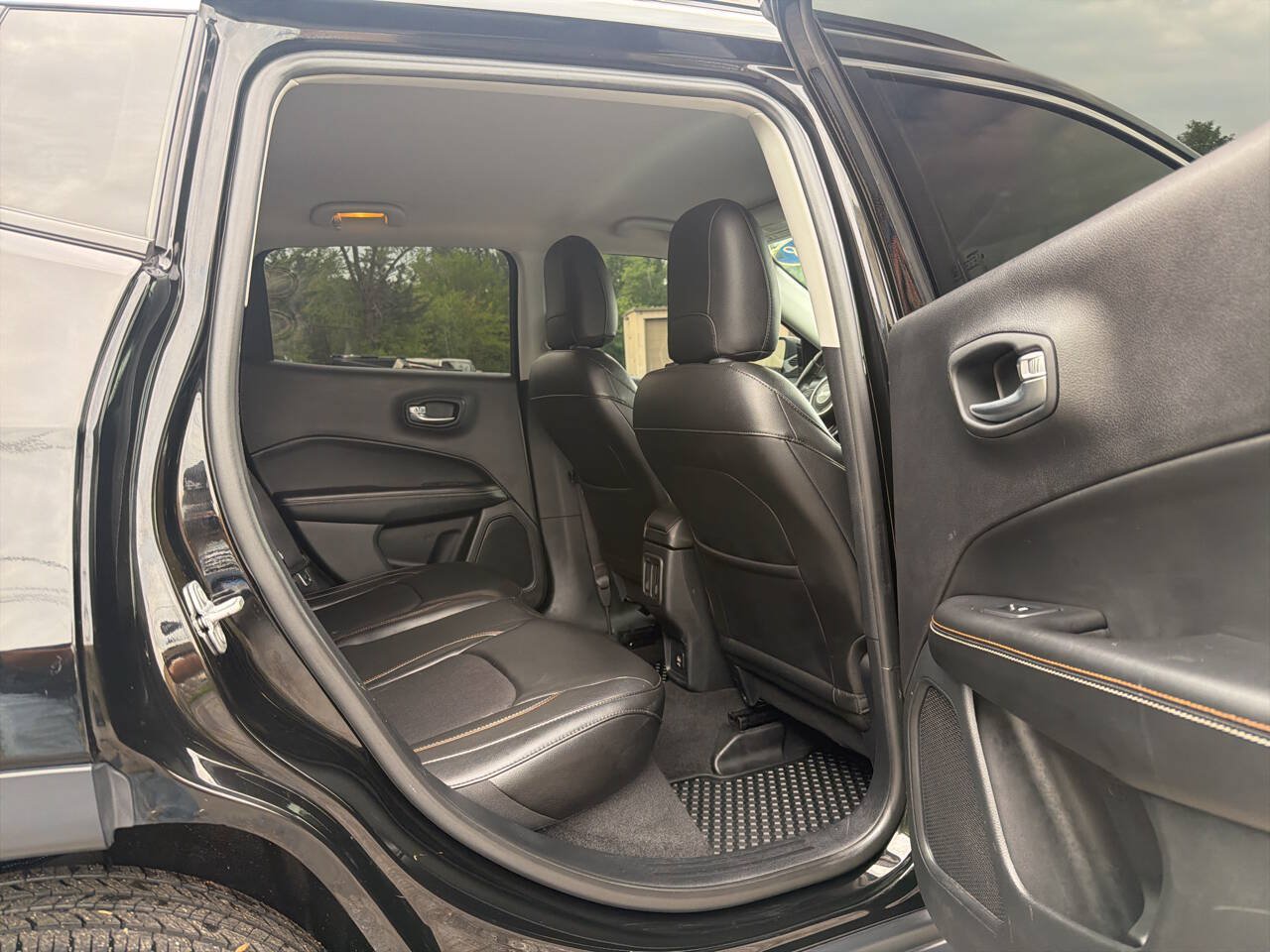 Used 2018 Jeep Compass Latitude w/ Cold Weather Group FWD image 27