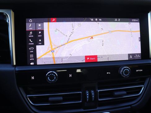 Used 2024 Porsche Macan image 30