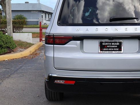 Used 2025 Jeep Wagoneer L Series II w/ 8-pass Seating Package image 16