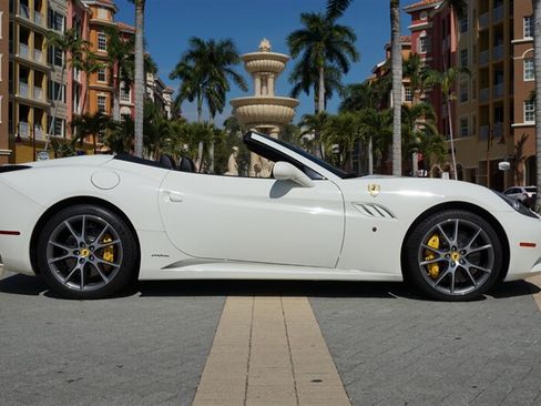 Used 2014 Ferrari California RWD image 27