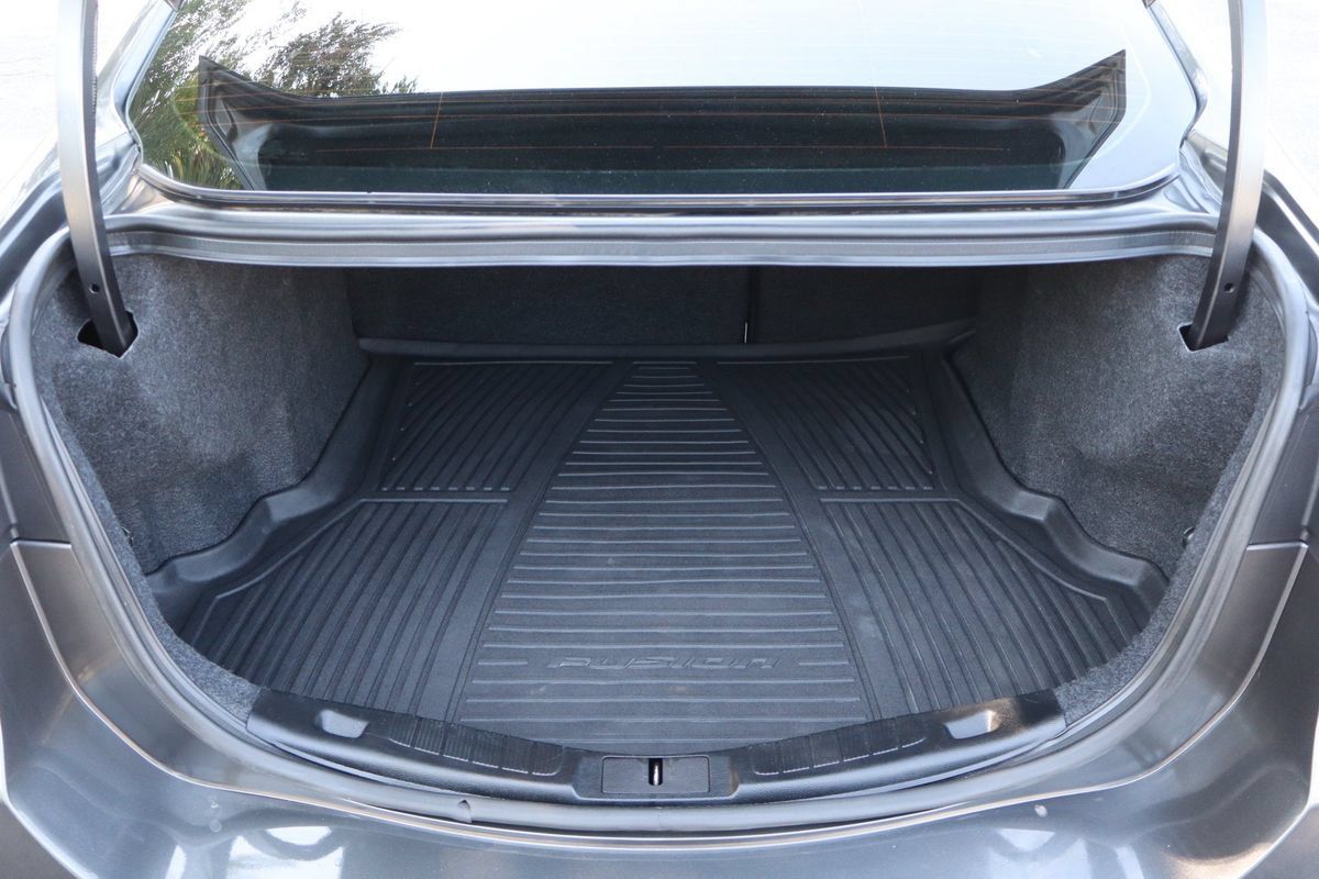Used 2018 Ford Fusion SE w/ Equipment Group 201A FWD image 14