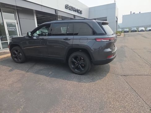 Used 2023 Jeep Grand Cherokee Altitude AWD/4WD image 13