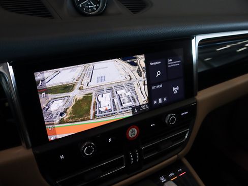 Certified 2026 Porsche Macan AWD/4WD image 22