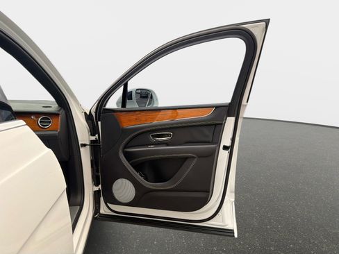 Used 2022 Bentley Bentayga AWD/4WD image 23