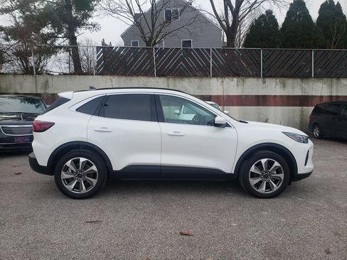 Used 2025 Ford Escape Platinum w/ Premium Technology Package image 4