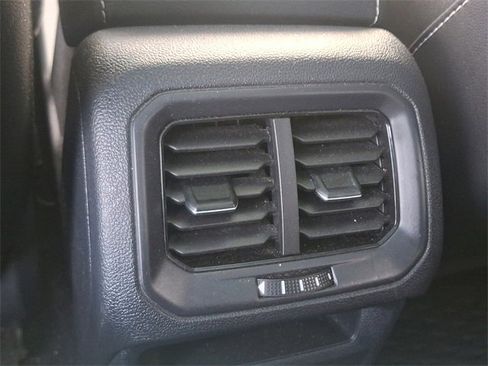 Certified 2022 Volkswagen Taos SE image 11