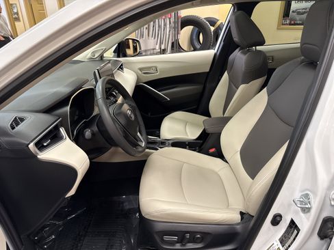 Used 2024 Toyota Corolla Cross XLE w/ Convenience Package image 8