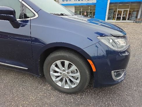 Used 2017 Chrysler Pacifica Touring-L FWD image 24